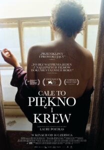 Plakat filmu "Całe to piękno i krew"